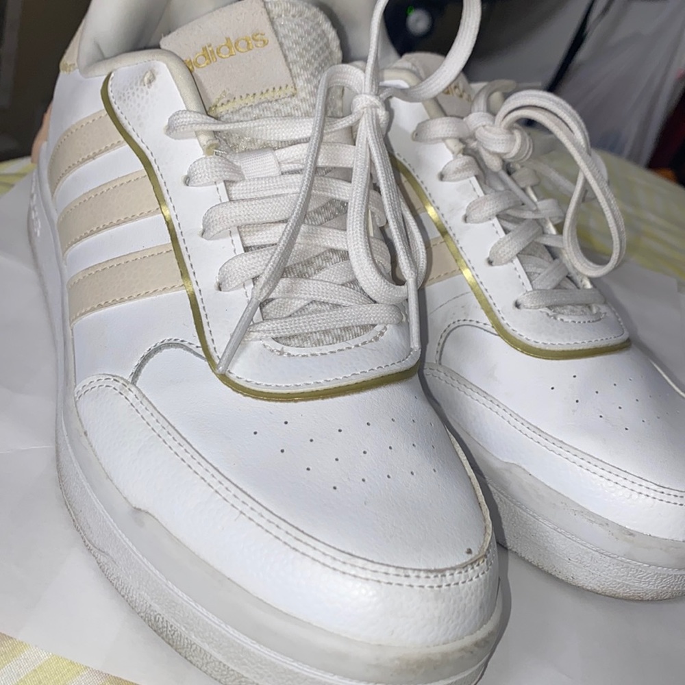 Size 9 1/2 Womens adidas Cloud foam Super shoes!